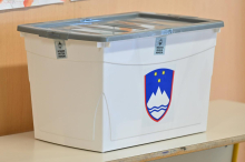 SDS ugovarja določitvi posebnih volišč za predčasno glasovanje