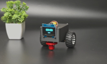 Prikupen doma izdelan robot, ki neprestano zahteva pozornost