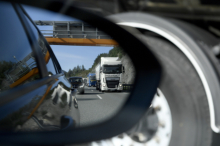 Graz : Lkw schiebt Auto 40 Meter quer über die Fahrbahn