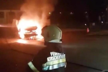 Dutzende Helfer im Einsatz: Auto und Garage gingen in Flammen auf