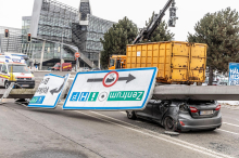  250.000 Euro Schaden: Verkehrstafeln stürzten in Klagenfurt auf fahrende Autos 