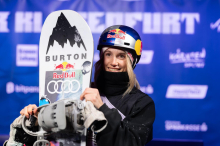 Für den guten Zweck: Anna Gasser versteigert eines ihrer Wettkampf-Snowboards in Leoben