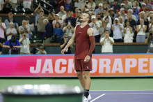 Draper po napeti podaljšani igri odločilnega niza izločil Đokovića