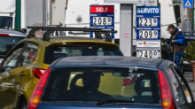 Benzina e bollette, stangata da 14 miliardi: governo fermo sulle accise