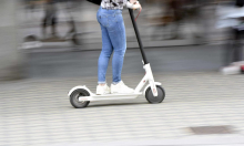 Huda nesreča na Tržaški cesti: v 40-letnico na e-skiroju na kolesarski stezi trčil avtomobil