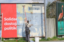 Veliki boji volilne kampanje se bijejo v ozadju