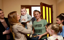 PET ĆERKI I JEDAN SIN ISPUNILI SU OVU KUĆU RADOŠĆU, SMEHOM I ŽIVOTOM: Ministarka Stamenkovski posetila Tiosavljeviće u Miščićima, rodnom mestu Svetog Save