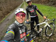 Tadej Pogačar ne izgublja časa, z makadama na tlakovce Severnega pekla #video