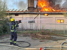 VATRA ZAHVATILA DVA OBJEKTA: Detalji požara između Rume i Iriga - radnik povređen dok se sam borio s buktinjom (FOTO/VIDEO) 