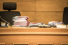 Nackt am Dachboden gedemütigt: Schuldsprüche für acht „Pedo-Hunter“