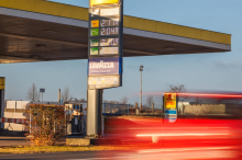 Österreich günstiger als Deutschland: Wo jetzt günstiger getankt wird: Hohe Preise treiben den Tanktourismus an