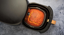 Rezeptvorschlag: Apfel trifft auf Airfryer: So backen Sie einen Kuchen in der Heißluftfritteuse