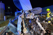 Pkw überschlug sich auf der S6: Fahrer schwebt in Lebensgefahr