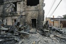 Na vzhodu Ukrajine v ruskem napadu ubiti trije ljudje na avtobusu