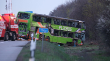 Tödlicher Busunfall: Nach Mütze gegriffen – Fahrer nach Flixbus-Unfall verurteilt
