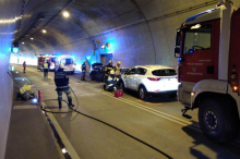 Frontalkollision im Tunnel: Frau schwer verletzt 