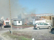 GORI OBJEKAT ZA RECIKLAŽU U RUMI: Vatrogasci na terenu, dim se vidi sa skretanja ka industrijskoj zoni