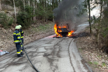 Fahrzeug in Flammen: Feuerwehren verhindern in Kärnten Waldbrand