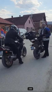 BAHATOST BLOKADERA NE PRESTAJE! Preprečili put motorima i napali čoveka koji je hteo da prođe! (VIDEO)