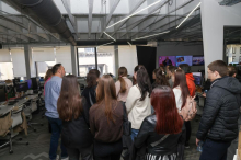 DECA BEZ RODITELJSKOG STARANJA POSETILA SU PROSTORIJE KURIRA U OKVIRU PROJEKTA 18 GODINA I 1 DAN! 