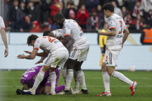 Bayern z dvema igralcema manj do točke v Leverkusnu