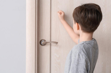 Da li treba spavati sa otvorenim ili zatvorenim vratima spavaće sobe? Stručnjaci se saglasili i otkrili prednosti 