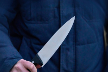 Frau trat Glastür ein, attackierte Mieter mit Messer