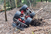 Naas: Mit Hoflader im Wald abgestürzt