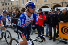 Ravninska etapa ob Jadranskem morju: tudi Roglič brani Pellizzarijevo drugo mesto