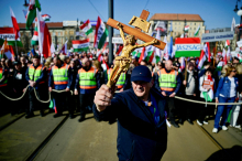 Orban in Magyar mesec dni pred volitvami na shodih v Budimpešti zbrala na tisoče svojih podpornikov