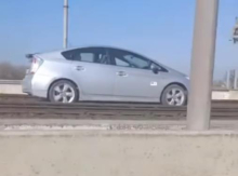 ZBOGOM PAMETI, ŠOK-SNIMAK SA MOSTA NA ADI: Vozio po šinama u kontrasmeru, a onda je naišao tramvaj?! (VIDEO)