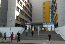 NOĆ U NIŠU: Motociklistu oborio auto, par povređen u sudaru