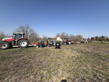 ČALMANCI ZASUKALI RUKAVE! Dvadesetak domaćina traktorima sredilo sve atarske puteve – od jutra do podne radili kao jedan! (FOTO)