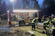 Pkw-Lenker nach Unfall im Wald in Fahrzeug eingeklemmt