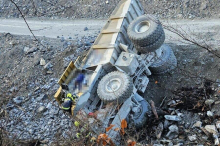 Kainach: Muldenkipper umgestürzt: Feuerwehr befreite verletzten Lenker