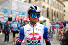 Starec z gore osamljen med mladci: 