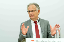 Hohe Spritpreise: Was Marterbauer dem OMV-Chef Stern antwortet