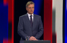 Golob sklic seje SNAV-a napovedal za po volitvah. SDS in Janković napovedala tožbi.