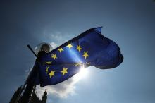 Posvet: Medtem ko mednarodno pravo umira, se nemočen EU zateka k oboroževanju