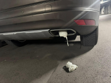 Neznanec poškodoval izpušno cev avtomobila Dominike Švarc Pipan in njenega soproga