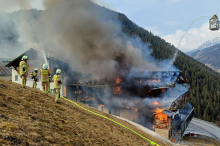 Hotel in Flammen: Wind setzt den Einsatzkräften zu