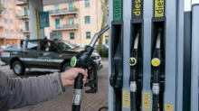 Dl carburanti: bonus benzina, stretta antispeculatori, aiuti ai camionisti. Salvini: “Giù le accise”