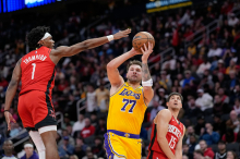 Ob 2.30: Houston – Los Angeles Lakers