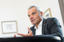 Hišne preiskave na mariborski občini, po neuradnih informacijah naj bi bil med osumljenimi župan