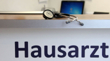 Krankenversicherung: Hausärzte: Krankenkassen sollen bei Verwaltungskosten sparen