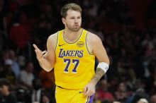Za mojstrsko predstavo s 60 točkami Dončić v Miamiju nagrajen z vzkliki MVP