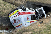 Mehrere Verletzte: Rettungswagen stürzte nach Unfall in Bachbett