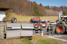 Verletzte Tiere notgeschlachtet: Traktoranhänger mit 70 Ferkel kippte um