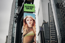 Esther Graf: Kärntner Spotify-Königin wieder auf Werbesujets in New York