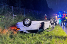 Ohne Führerschein unterwegs: Alko-Lenker überschlug sich mit 2,2 Promille: Auto landete im Graben